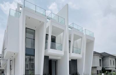 5 bedroom Semidetached triplex