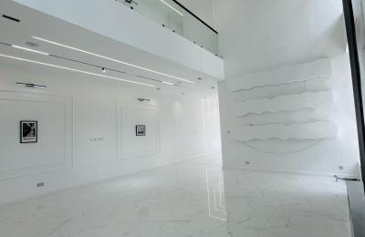 5 bedroom Semidetached triplex