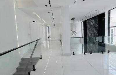 5 bedroom Semidetached triplex