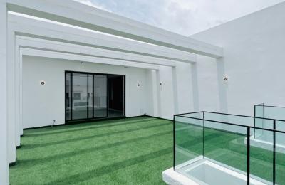 5 bedroom Semidetached triplex