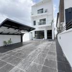 5 Bedroom fully detached duplex