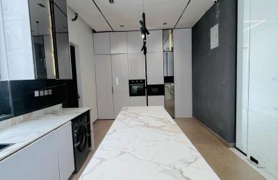 5 bedroom Semidetached triplex
