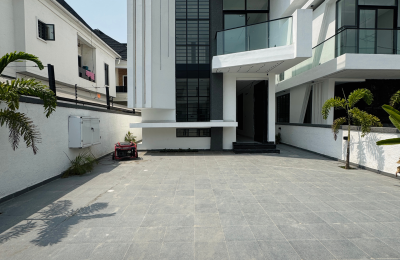 5 Bedroom fully detached duplex