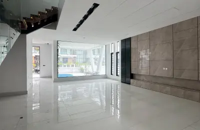 6 Bedroom Fully Detached Duplex