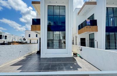 5 BEDROOM DETACHED DUPLEX WITH A SWIMMING POOL