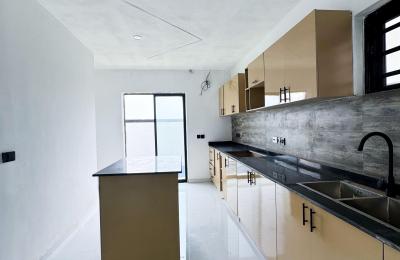 5 BEDROOM DETACHED DUPLEX WITH A SWIMMING POOL