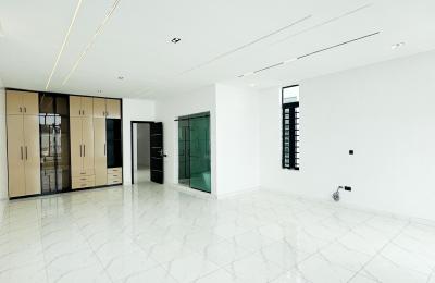 5 BEDROOM DETACHED DUPLEX WITH A SWIMMING POOL