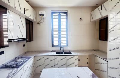 5 BEDROOM DETACHED DUPLEX WITH A SWIMMING POOL