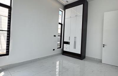 5 BEDROOM DETACHED DUPLEX WITH A SWIMMING POOL