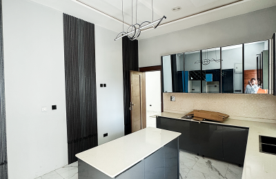 6 BEDROOM DETACHED DUPLEX WITH A SWIMMING POOL
