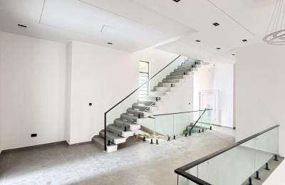6 BEDROOM DETACHED DUPLEX WITH A SWIMMING POOL