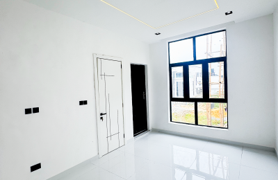 5 BEDROOM DETACHED DUPLEX WITH A SWIMMING POOL