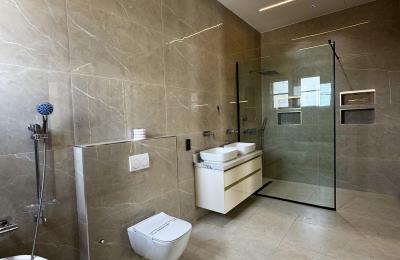 5 BEDROOM DETACHED DUPLEX WITH A SWIMMING POOL