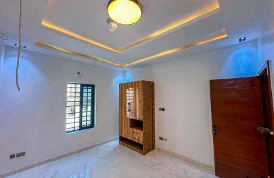 5 BEDROOM DETACHED DUPLEX WITH A SWIMMING POOL