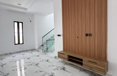 5 BEDROOM DETACHED DUPLEX WITH A SWIMMING POOL