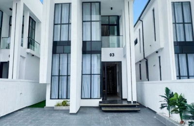 5 BEDROOM DETACHED DUPLEX WITH A SWIMMING POOL