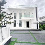 5 BEDROOM DETACHED DUPLEX WITH A SWIMMING POOL