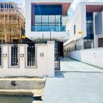 5 BEDROOM DETACHED DUPLEX WITH A SWIMMING POOL