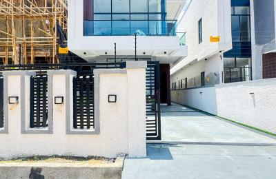 5 BEDROOM DETACHED DUPLEX WITH A SWIMMING POOL