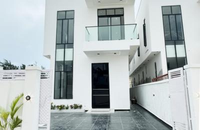 5 BEDROOM DETACHED DUPLEX WITH A SWIMMING POOL