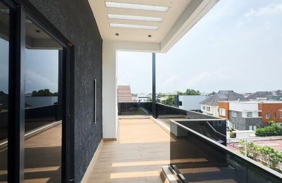 5 BEDROOM DETACHED DUPLEX WITH A SWIMMING POOL