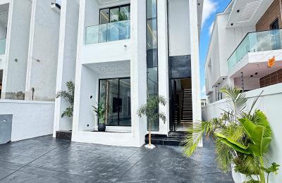 5 BEDROOM DETACHED DUPLEX WITH A SWIMMING POOL