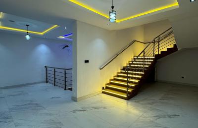 6 BEDROOM DETACHED DUPLEX WITH A SWIMMING POOL