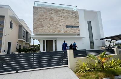 5 BEDROOM DETACHED DUPLEX WITH A SWIMMING POOL