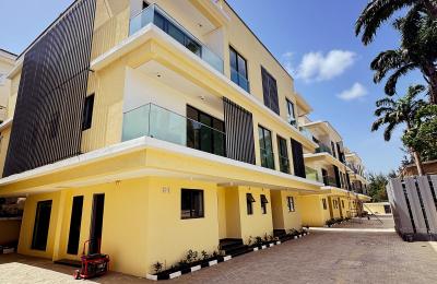 5 BEDROOM DETACHED DUPLEX WITH A SWIMMING POOL