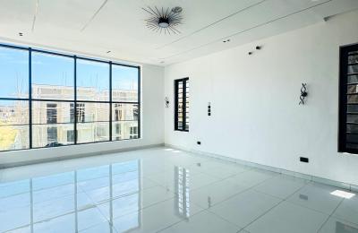 5 BEDROOM DETACHED DUPLEX WITH A SWIMMING POOL