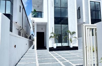 5 BEDROOM DETACHED DUPLEX WITH A SWIMMING POOL