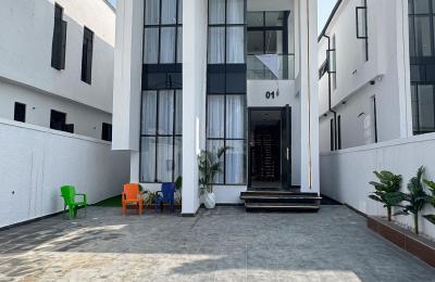 5 BEDROOM DETACHED DUPLEX WITH A SWIMMING POOL