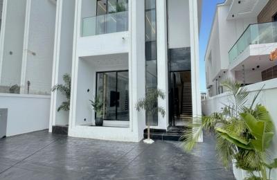 5 BEDROOM DETACHED DUPLEX WITH A SWIMMING POOL