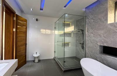 5 BEDROOM DETACHED DUPLEX WITH A SWIMMING POOL