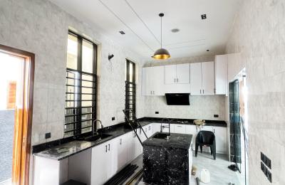 6 BEDROOM DETACHED DUPLEX WITH A SWIMMING POOL