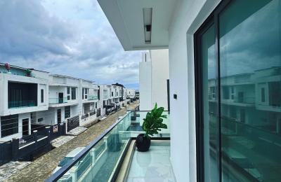 4 BEDROOM FULLY DETACHED DUPLEX