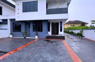6 BEDROOM DETACHED DUPLEX WITH A SWIMMING POOL