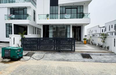 6 BEDROOM DETACHED DUPLEX WITH A SWIMMING POOL