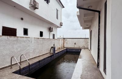 5 BEDROOM DETACHED DUPLEX WITH A SWIMMING POOL