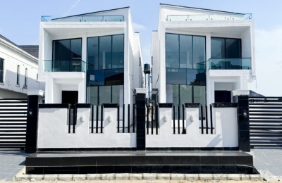 5 BEDROOM DETACHED DUPLEX WITH A SWIMMING POOL