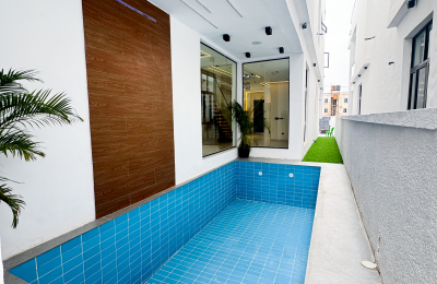 5 BEDROOM DETACHED DUPLEX WITH A SWIMMING POOL