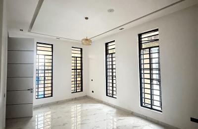 5 BEDROOM DETACHED DUPLEX WITH A SWIMMING POOL