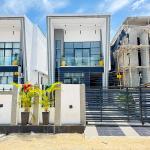 5 BEDROOM DETACHED DUPLEX WITH A SWIMMING POOL