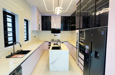 5 BEDROOM DETACHED DUPLEX WITH A SWIMMING POOL