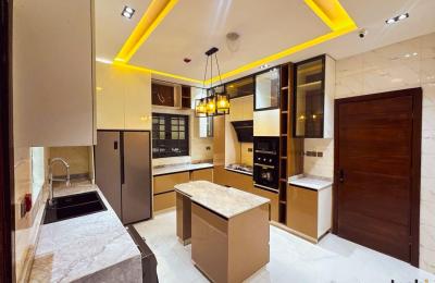 5 BEDROOM DETACHED DUPLEX WITH A SWIMMING POOL
