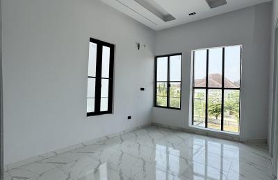 5 BEDROOM DETACHED DUPLEX WITH A SWIMMING POOL