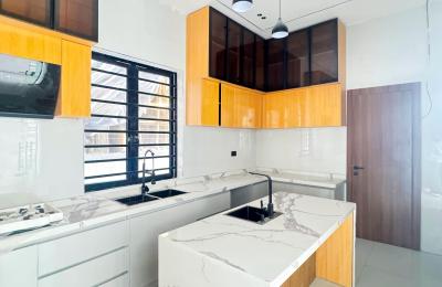 5 BEDROOM DETACHED DUPLEX WITH A SWIMMING POOL
