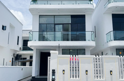 5 BEDROOM DETACHED DUPLEX WITH A SWIMMING POOL