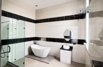 6 BEDROOM DETACHED DUPLEX WITH A SWIMMING POOL