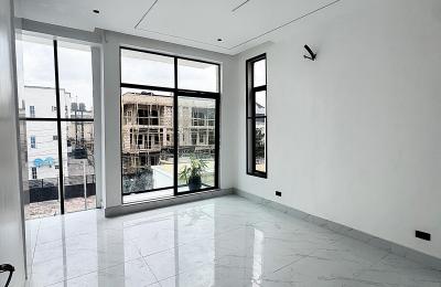 5 BEDROOM DETACHED DUPLEX WITH A SWIMMING POOL